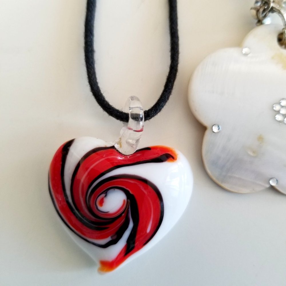 Lot of 5 Red Black White Beaded Necklaces Mother of Pearl Hearts - Picture 4 of 13